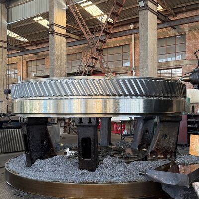 Δύο ελικοειδή γρανάζια σχεδιασμένα για τη μετάδοση υψηλής ροπής σε εφαρμογές βιομηχανικών μηχανών